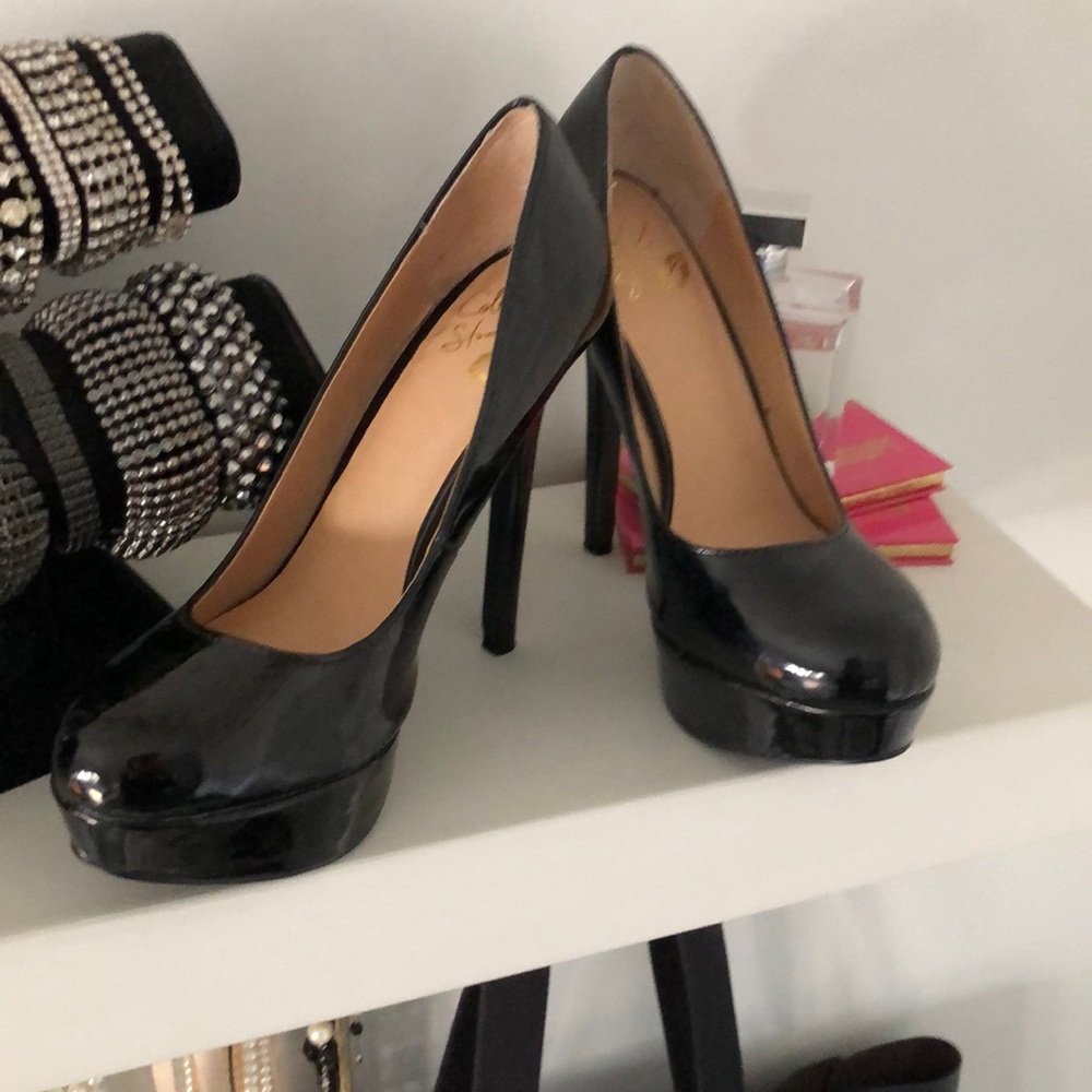 Black pumps